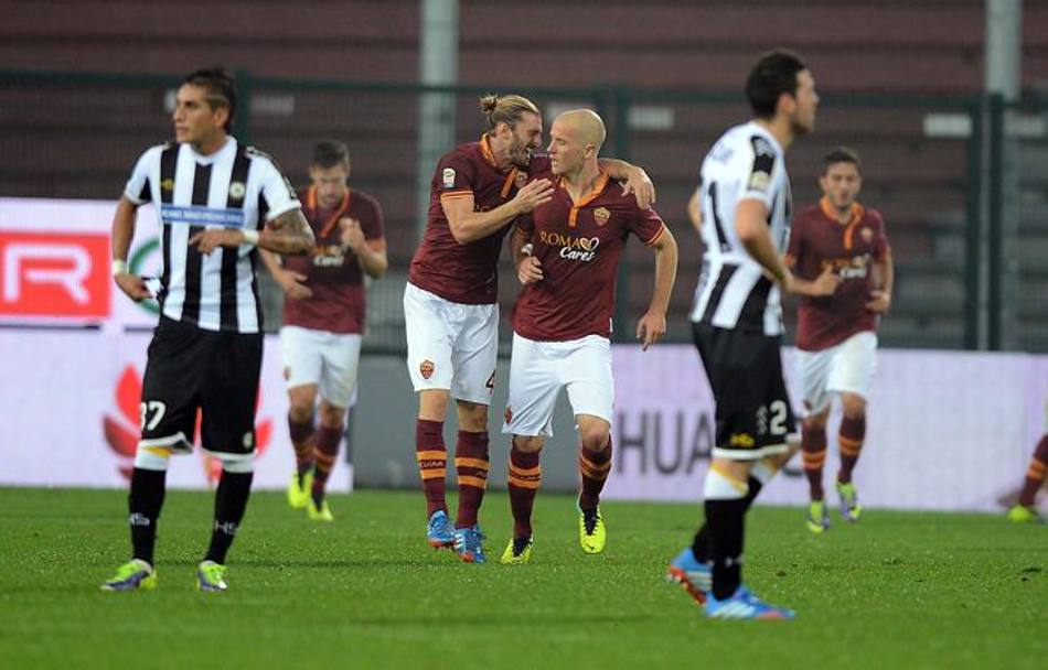 Balzaretti abbraccia  Bradley dopo il gol. La Roma in 10 ha compiuto l&#39;ennesima impresa.  